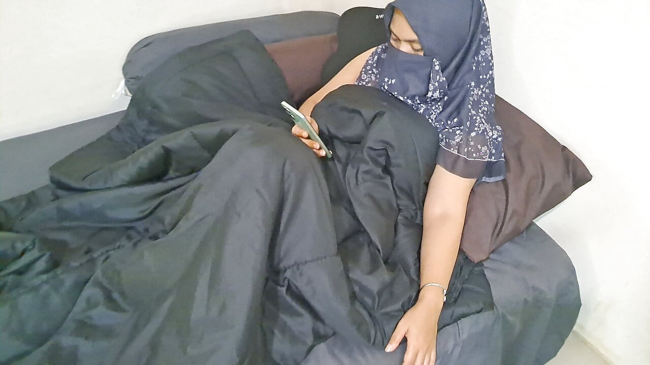 Hijaab pahni mahila sli par hastamaithun kar rahi hai.