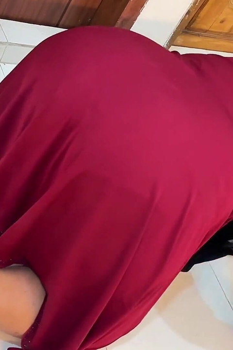 Mısırlı büyük götlü düzgün vücutlu Müslüman ateşli üvey anne yatağın altına sıkıştıktan sonra benden anal sikiş istiyor!