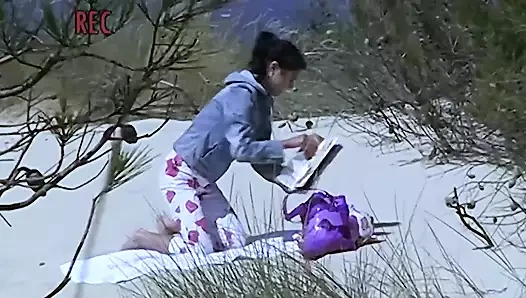 Pelacur pantai beata lagi sendirian di bukit pasir