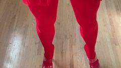 Espelho de porra em meia-calça vermelha, meias e salto alto