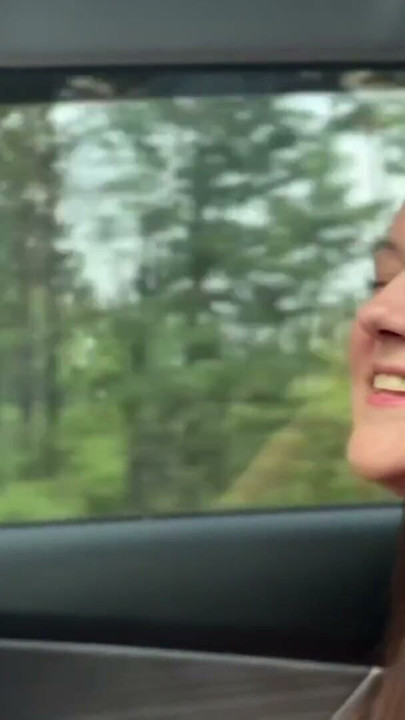 Sex oral la volan duce la futai cu autostopista brunetă | Clip 2