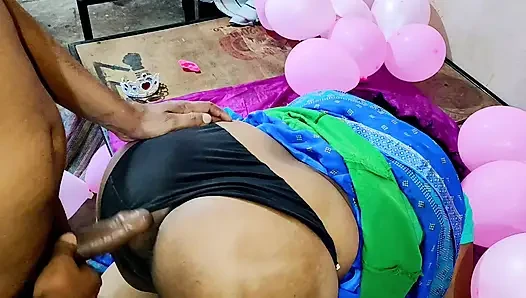 Indische Hausfrau an ihrem Geburtstag