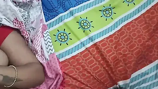 Ich habe gespielt und meine freundin kommt unter die decke und beginnt mich zu masturbieren