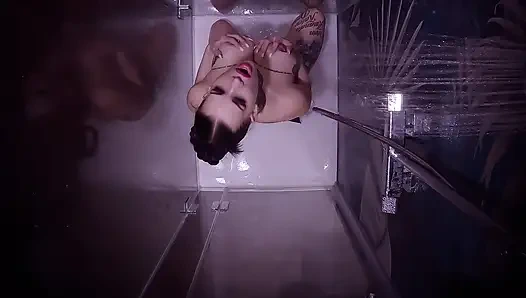 Der klempner installierte eine kamera unter der dusche