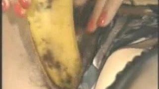 Señora madura peluda con plátano y pepino