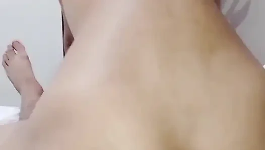 Schwiegermutter und ihre stieftochter, beide brünette, in einem zusammenstellungsvideo