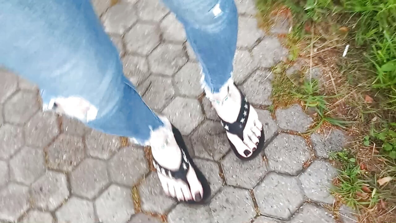 Sexy feet in black platforms, toe rings & anklets + ripped jeans