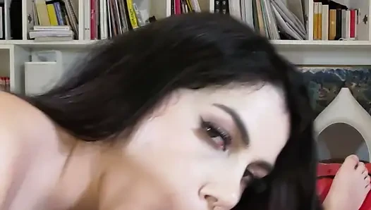 Seksi kırmızı iç çamaşırlı Valentina Nappi yarağa binerken dölleniyor