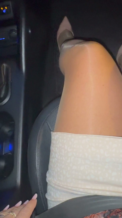 A sexy, elegant wife challenges the taxi driver to touch her legs, clad in pantyhose and high heels. | Clip 1