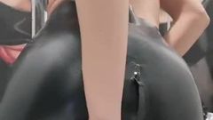 Miss Lith Domina en sexy leggings de látex con cremallera