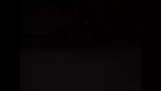 O zafer deliği aracılığıyla beni eyersiz yapmaya çalışıyor.