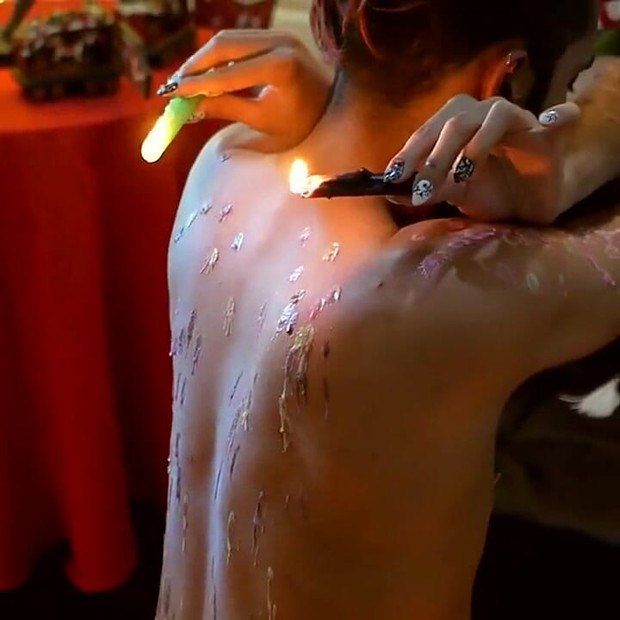 Igranje sa šarenim svijećama uz zvuke božićnih pjesama