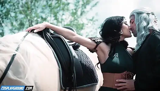 Chloe Amour und Gia Ohmy fingern und ficken sich gegenseitig bis sie kommen - die Hexer-Porno-Cosplay-Parodie