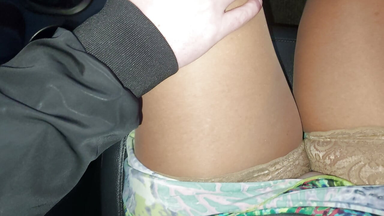 Горячая MILF дразнит таксиста в машине утром