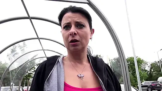 Çekici büyük götlü orta yaşlı seksi kadın arabada sikiliyor