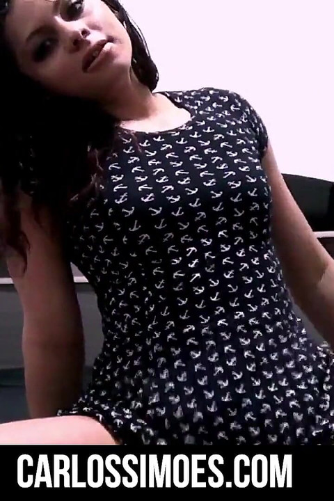 Si rambut coklat panas menunjuk-nunjukkan pantatnya