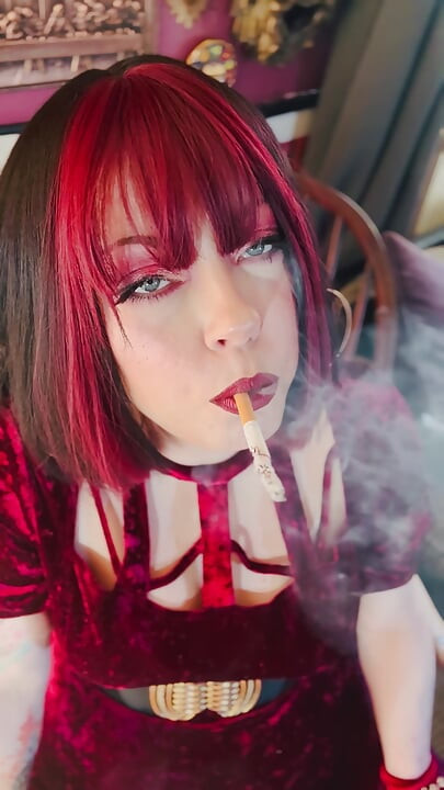 Kadife ve sigara! Tina Snua chain sigara içiyor 2 mantar 100 sigara - sürüklenen omi ome snap sigara içeni içine alıyor