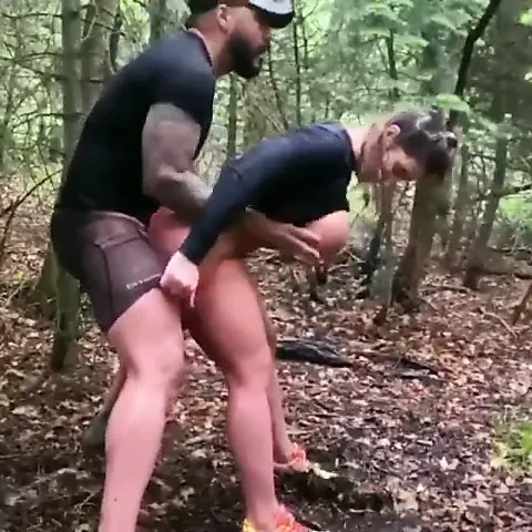 Marido americano y esposa follan en una jungla
