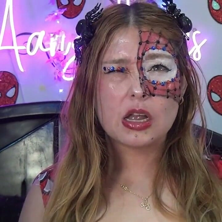 ¡el Reto Extremo De Tragar De Spider-girl! Enormes Arañas Comestibles