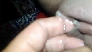 India chica consigue el toque de los dedos de su novio y se corre