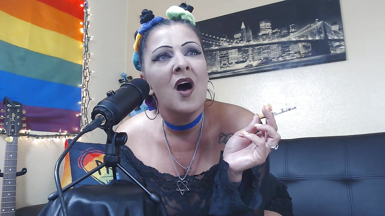 ASMR POV ถูกครอบงําโดยเทพธิดาที่สูบบุหรี่