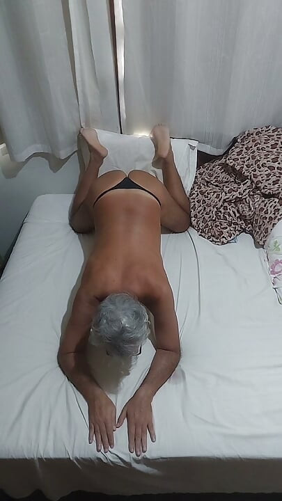 Ladysilva 크로스드레서가 침대에서 엉덩이에 애널 플러그를 끼고 자랑하는 장면