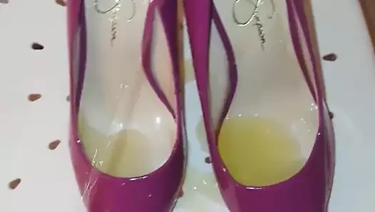 Pump porn video – requested to piss her red pumps