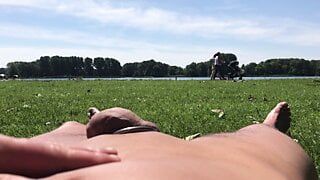 公園で露出する全裸のペニス