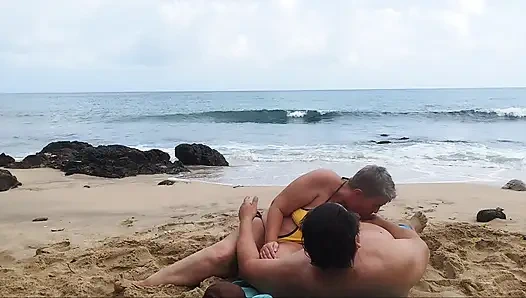 Pasangan dewasa asli, kami hampir ketahuan di pantai