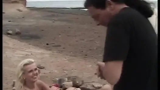 Seks di jalan untuk pelacur dewasa menggoda kontol ke beberapa pengemudi