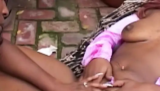 Heiße Lesbenaction mit Toys im Freien