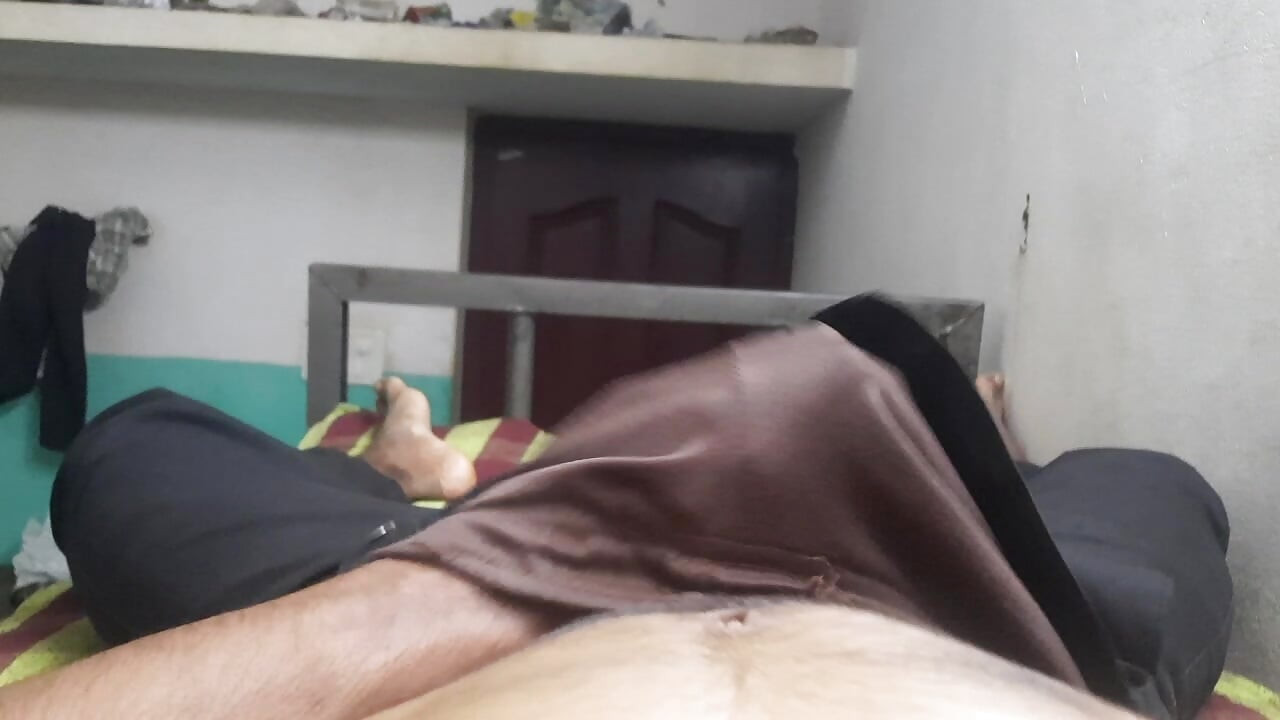 방에서 마스터 핑거링하는 핫한 식스 팩 보이