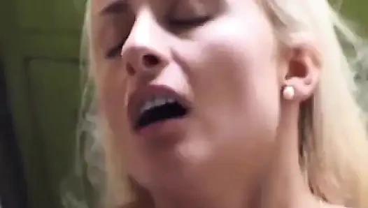 Fransız sarışın duşta sikiliyor