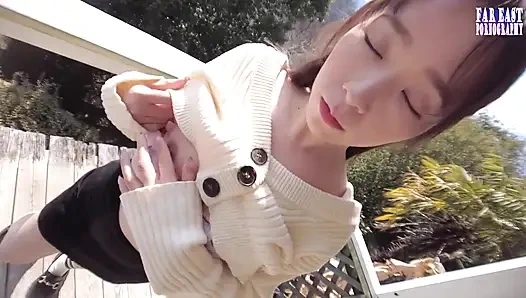 Cewek sange dengan tubuh aduhai ini lagi asik muasin memeknya sendirian sambil tersenyum -- bagian.1