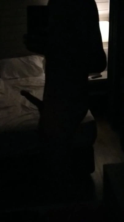 一个人在我的汽车旅馆房间里，