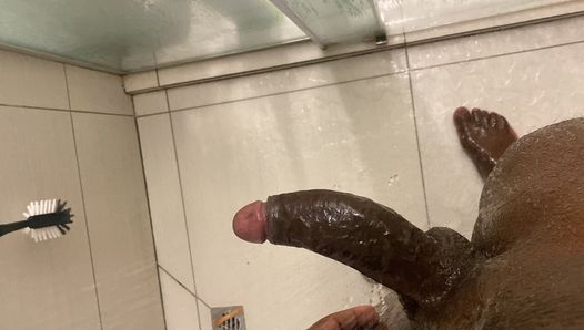 Masturbuje się pod prysznicem