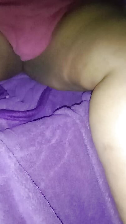 a spus că o doare piciorul, așa că am lăsat-o să plece, apoi și-a întins pizda și apoi m-a sedus vorbind sexy.