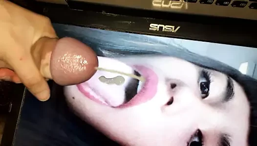 Pendejita recibe leche en la lenguita