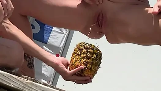19-летний паренек пьет свою мочу из ананаса