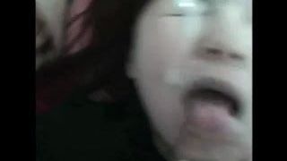 Азиатская подруга получает большой камшот на лицо