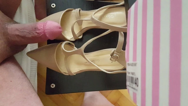 Handsfree growing cock cumshot on Gf's new heels