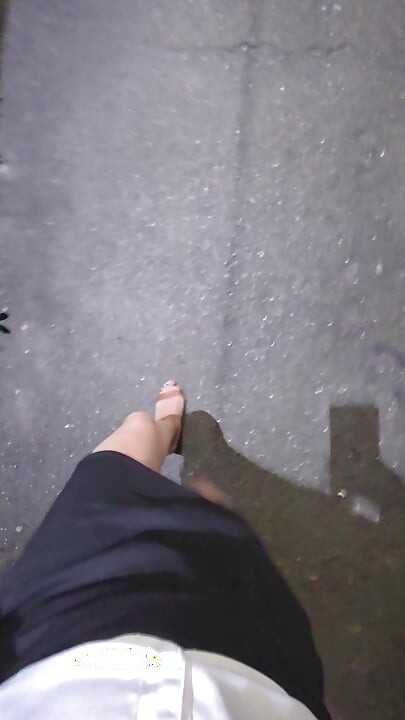 Shemale Ting Xuan Office lady pees outdoors