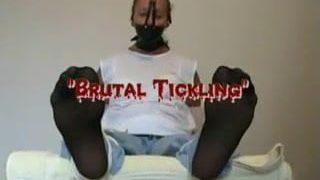Mujer extremadamente cosquillosa brutalmente torturada