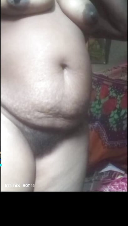 Aunty is oiling her pussy