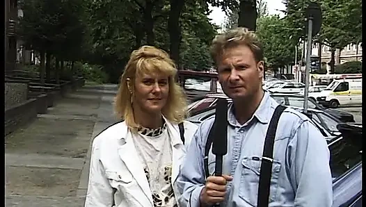 Милфа-блондинка дает интервью