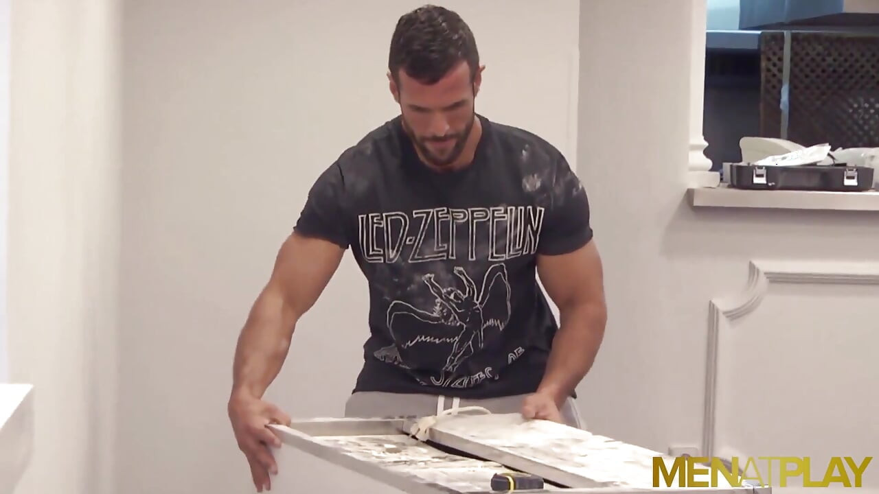 MENATPLAY - Hunk in suit Enzo Rimenez barebacks Denis Vega