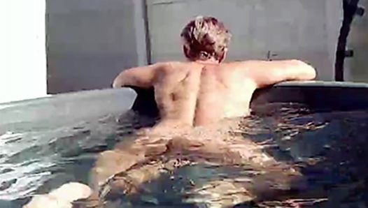 Kąpiel wesołej gospodyni Lukeryi w mini basenie nago w jasnym słońcu
