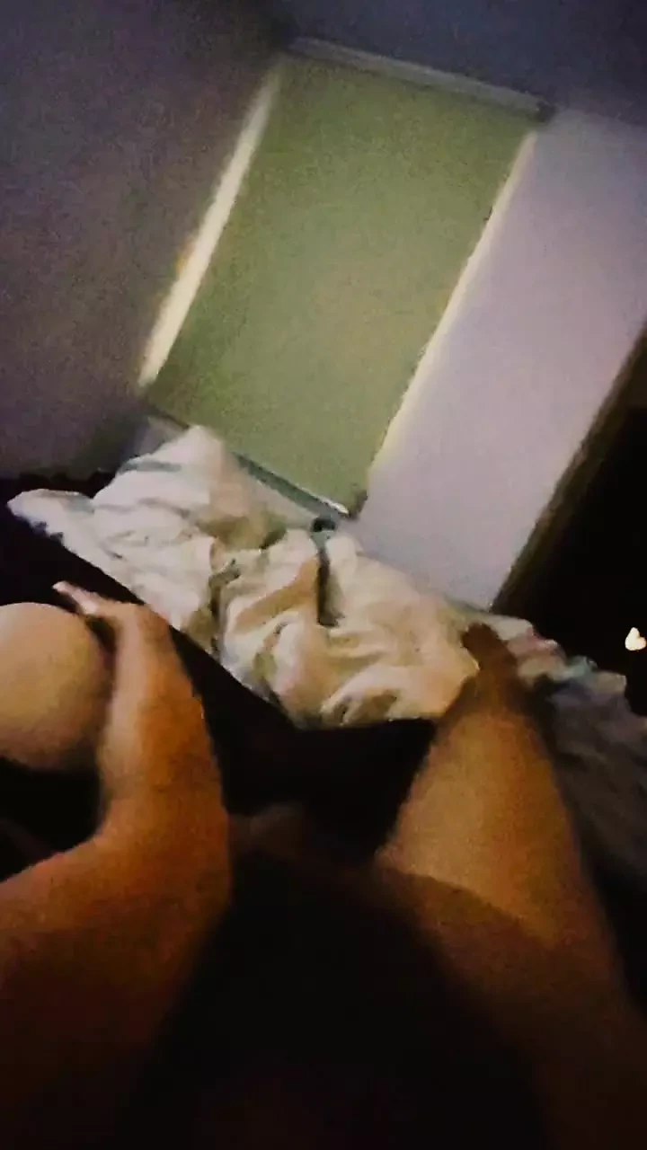 我在卧室里走近她，而她以为我是老公，我太饥渴了，不得不把他推进去