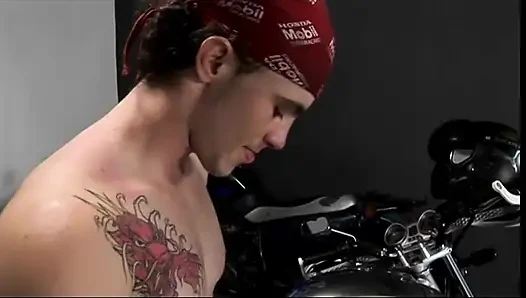 Schwarzes küken bläst biker in der garage