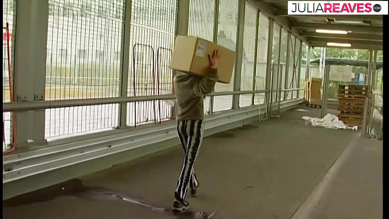 Gostosas são fodidas com força em uma festa noturna